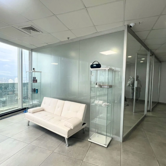 Vinil decorativo y de protección solar instalado en vidrio comercial en Panamá